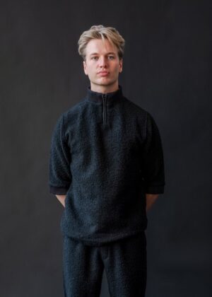 COMFORT TEE WITH A HIGH END RUSTIC ZIPPER